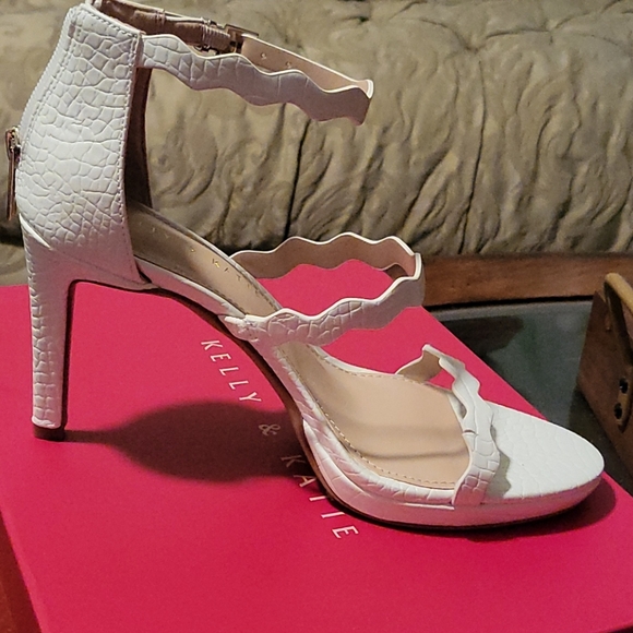 KELLY & KATIE - Picture 1 of 4